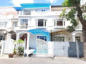 cho thuê biệt thự phú mỹ hưng, nhà đẹp cạnh công viên hồ bán nguyệt, 7m x 18m, sân vườn, 4pn, 4wc