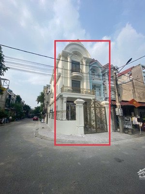 bán gấp căn nhà bán cổ điển đẹp tặng nội thất sang sịn rẻ hơn hàng xóm 500tr mua là lời