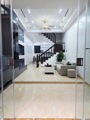 về hưu! gia đình cần bán nhà riêng sát phân lô nguyễn công hoan. 50m2 4t, sổ nở hậu!