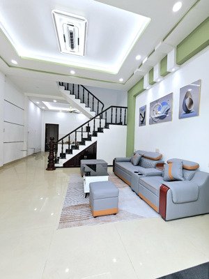 tôi chính chủ cần bán nhà trêt lầu 76m ngay siêu thị big c go đông hòa dĩ an. đường 6m. hoàn công