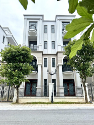 tôi chính chủ cần bán nhanh biệt thự tại vinhomes 3 giá chỉ 16 tỷ có thương lượng