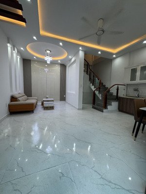 bán nhà 4 tầng đẹp sân cổng riêng ngõ thẳng cực nông