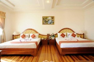 cho thuê khách sạn 3 sao - 60 phòng - mặt tiền ql13 - ngang 20m - 8 tầng - giá: 300 tr/th