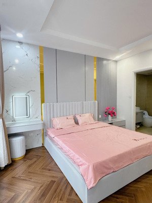 chủ gửi bán căn 2pn t09 tầng trung, view thoáng, full nội thất, 83m² giá 9.99 tỷ