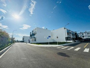 lô góc mỹ gia gói 8, đường rộng 26,5m gần hồ bơi, khu đô thị an ninh tốt giá chỉ 47 triệu/m2