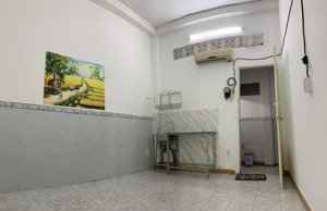 cho thuê phòng tầng trệt gần chợ hoàng hoa thám tân bình dtsd 20m2 toilet riêng giá thuê 2.5 triệu