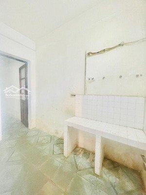 tập thể lương thế minh gần mặt khố - ô tô đỗ chân cầu thang tầng 2