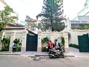 giảm 11 tỷ khuôn đất đặng hữu phổ thảo điền 15x28m ctxd: hầm 7 tầng giá: 89 tỷ