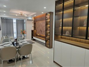 bán căn hộ sky garden 3 pmh q7. 72m2 lầu cao full nội thất cao cấp. giá chỉ 6.6 tỷ. lh: 