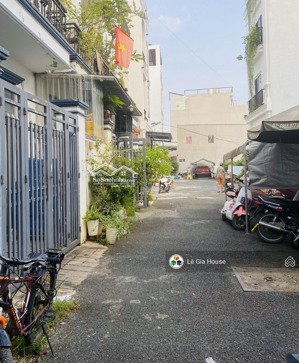 nhà 3 tầng - siêu đẹp - đường rộng rãi ô tô ngủ trong sân -gía chỉ 5.75 tỷ