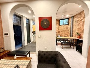 căn nhà đẹp 3 tầng bán ở mặt công viên thủ lệ phố bưởi và đào tấn đi vào, gần chợ