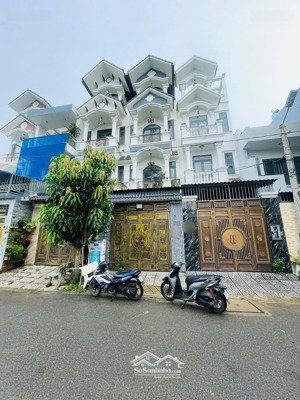 nhà 4 tầng, hẻm xe hơi 5m, ngay siêu thị gigamall phạm văn đồng.