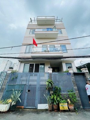 nhà 5 tầng, 15 phòng cho thuê full, có 2 hầm để xe, sát vách siêu thị gigamall phạm văn đồng.