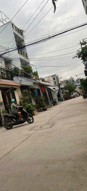 nhà lô góc 2 mặt tiền .đường 26/3 bhh bình tân,giáp tân phú