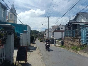 bán đất tặng căn nhà cấp 4 trên đất đường hoàng hoa thám, p. 10, tp .đà lạt, đường 8m, giá 5,5tỷ