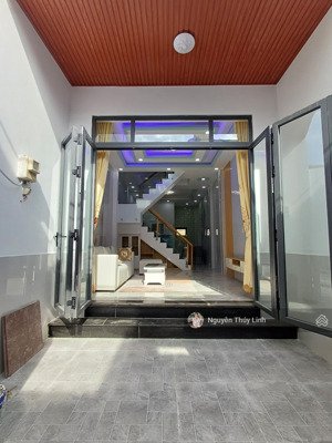 nhà phố mới xây ngay ngã tư ga, có mội thất phường thạnh lộc- quận 12