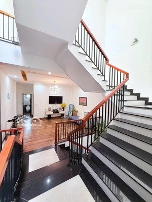 bán nhà 3 tầng, đường 7,5 ngay ngã tư diên hồng+ 29/3. 8.5 tỷ. chính chủ xây ở. kết cấu đảm bảo