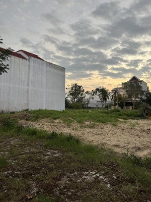 cần bán lô đất mặt tiền nguyễn nghiễm cách biển 250m tiện ích đầy đủ giá đầu tư cực hiếm