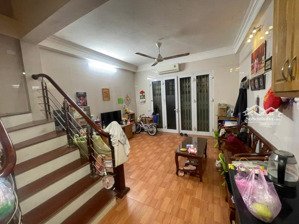 gần phố, ngõ thông dân xây, tiện ích, dân trí cao ở sướng. dt 28m 4t mt4,3m giá 5,7 tỷ