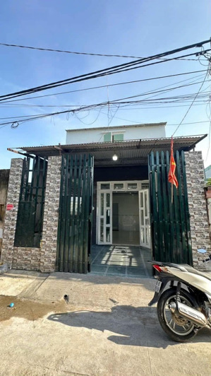 nhà cấp 4, dt 80m2, 2phòng ngủ, sau lưng đường nguyễn khuyến. giá bán 2,2 tỷ