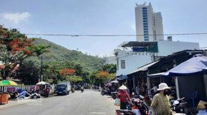 mặt tiền dương hiến quyền _ đối diện mầm non sao biển ba làng } đi ra biển : 200m. giá: 11,5 tỷ