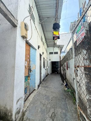 cần tiền bán căn nhà đang có 4 phòng trọ cho thuê ở linh trung gần ngã tư thủ đức