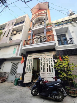 xây dựng lâu năm - nhà kiên cố - ngay đh công thương