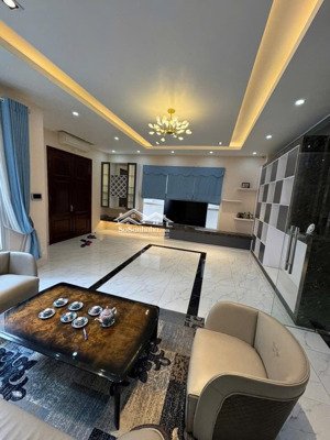 biệt thự vinhomes riverside cho thuê diện tích 270m, không gian rộng , đỗ xe thoải mái