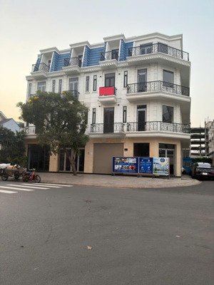 cho thuê nhà nguyên căn lũy bán bích. 4x15m trệt 3 lầu. gần đầm sen