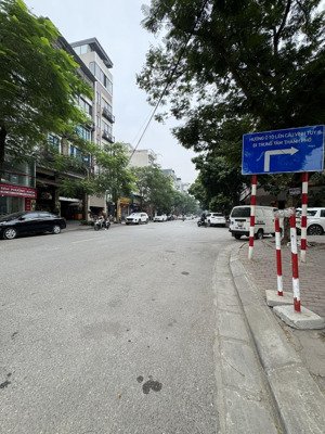 chính chủ bán kín toà nhà 7 tầng 105m2 mặt phố trạm, vị trí trung tâm, phù hợp làm vp, giá 51 tỷ.