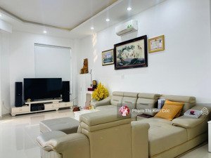 nhà phố góc 2 mặt tiền đường lớn 25m. dt 160m2 1 trệt 3 lầu full nội thất 4pn - 5wc giá 37 triệu