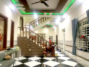 - 4,69 tỷ - lô góc thoáng- nhà 2 tầng - hoàn công- 93m2 ngang 6,2 - đường 12m khu phân lô dĩ an