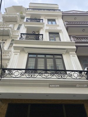 cho thuê nhà ngõ 117 nguyễn thị định, thang máy, 8 phòng ngủ kinh doanh mọi mô hình, giá 30tr có tl