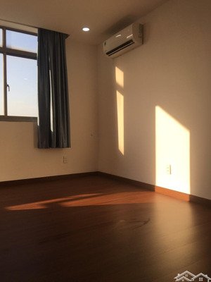 thuê gấp trong tuần! 76m screc tower (2pn/2wc) chính chủ gửi 10tr!