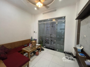 bán nhà tân mai, dt 39m giá 8.2 tỷ, ô tô nhỏ đỗ cửa, nhà dân xây thoáng trước sau, mặt tiền rộng.