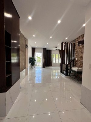 cần tiền bán căn nhà phố thăng long hiệp phước, dt 115m2, sổ đỏ. full nội thất, sẵn hđ thuê 22tr/th