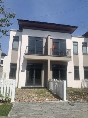 nhà thô 1 trệt 1 lầu đẹp view công viên