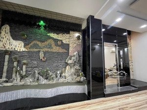 bán căn nhà mặt tiền trệt 6 lầu + thang máy (5mx20m) có hẻm sau , 10pn 12wc (hđ thuê 65tr/tháng)