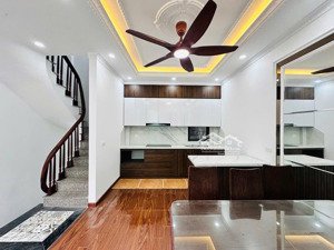 bán nhà trung tâm cầu giấy 41m² x 6 tầng nhà mới đẹp full nội thất, giá tốt 9,4 tỷ