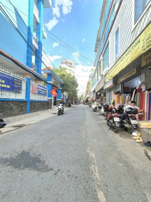 nhà ở đường tân tiến. cách 1 cần ra chợ tân bình. nhà con mới rất đẹp