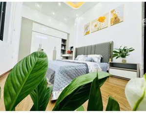 chính chủ bán gấp nhà pl 4 tầng ngõ 93 hoàng văn thái.dt:39m2,mt:3,8m.ô tô cách nhà 10m.về ở luôn