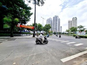 cần bán gấp nhà hẻm trung tâm quận 1