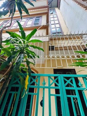 chính chủ bán nhà cầu giấy - lô góc - cạnh nhà là sân chơi thể thao- ngõ thông tứ tung