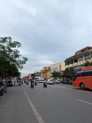 cho thuê nhà mặt tiền 8m, ngang 12m phố hồ sen. nhà mới thông sàn, có sẵn thang máy