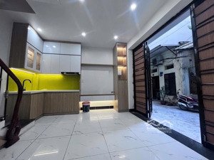 bán nhà ngay trung tâm bế văn đàn, nhà mới 5 tầng đầy đủ tiện nghi. ô tô vào tận cửa.098207912