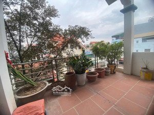 nhỉnh 7 tỷ nhà 3 tầng. ô tô đỗ cửa. dt 45m2. mt 4m ngay kđt đô nghĩa - hà đông