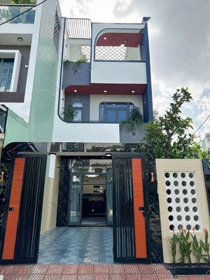 chính chủ**bán gấp nhà đang ở 5x20 có 1 lầu giá 740 triệu. đường trần đại nghĩa, vòng xoay an lạc