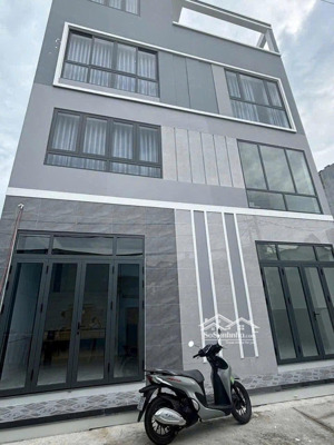 ngay phan đăng lưu, nhà ngang 9m, cn 40m2, hẻm 3m, cách mặt tiền 15m nhỉnh 5t