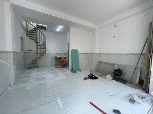 nhà 3 tầng lê đức thọ - hẻm 6m thông ra bờ kè - dt 6 x 21 -thu 30triệu/11 tháng -9,8 tỷ tl