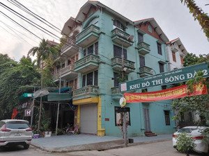 gia đình cần bán nhà 2 mặt tiền.tại địa chỉ a1 simco sông đà,vạn phúc. dt 52.8m2. giá thỏa thuận